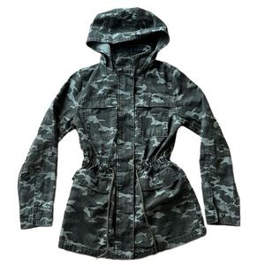 WOMENS HOODED CAMOUFLAGE JACKET 3/4 LENGTH TIE AT WAIST HIGH NECKLINE SIZE: XS